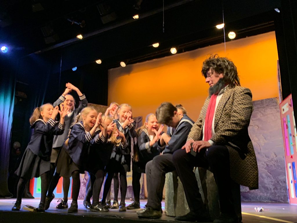 Uczniowie najmłodszych klas w Teatrze Syrena na przedstawieniu pt. Niezwykłe przygody Pana Kleksa