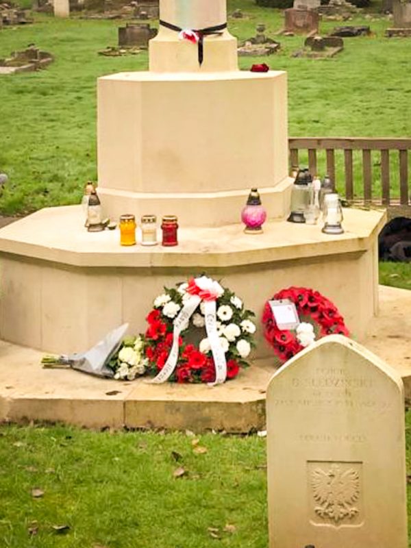 Obchody Dnia Niepodległości i Rememberance Sunday na cmentarzu Northwood.