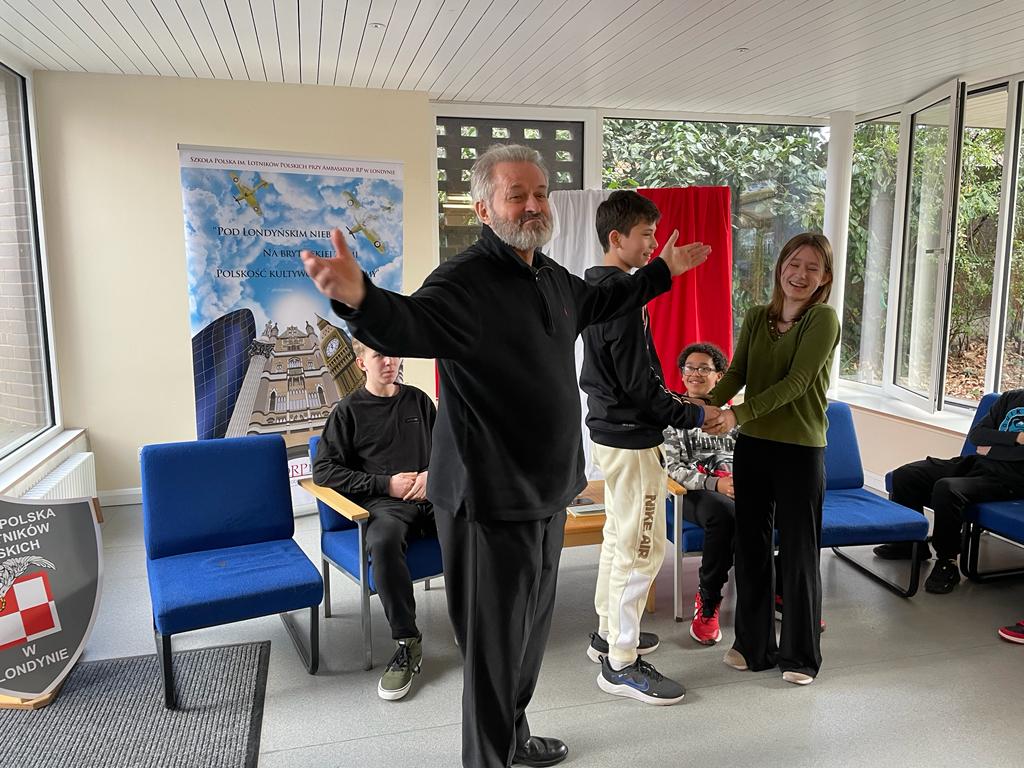 Spotkanie uczniów z Jackiem Jezierzańskim – aktorem polskich scen w Londynie.