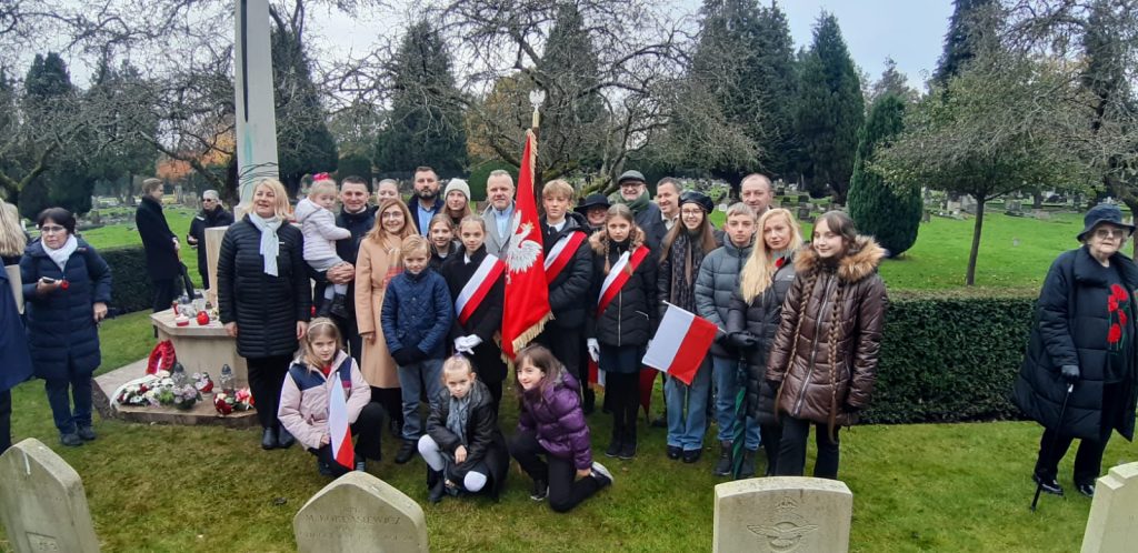 Obchody Dnia Niepodległości i Rememberance Sunday na cmentarzu Northwood