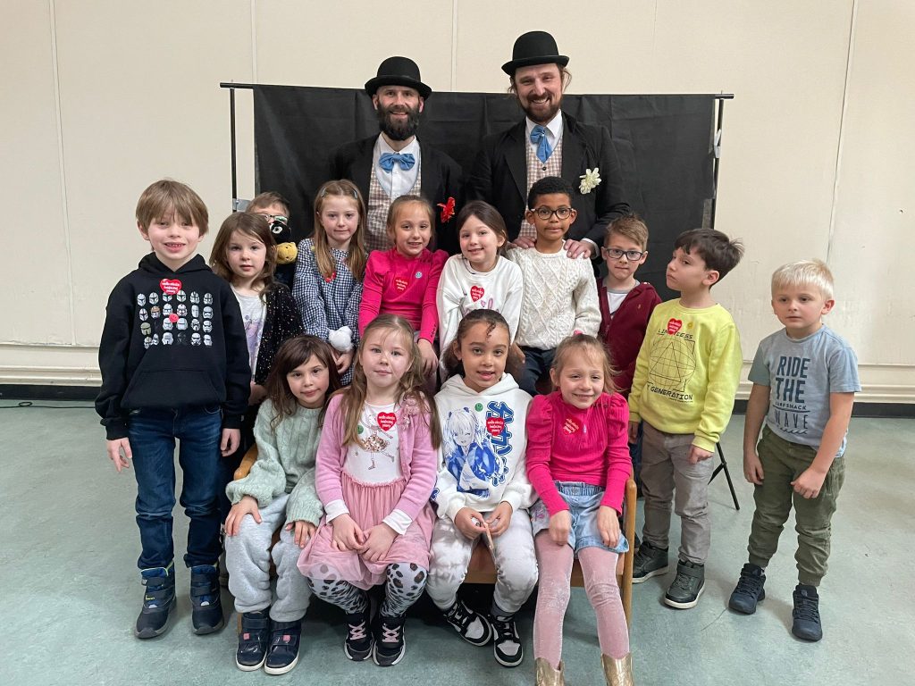 Spektakl pt. „Prot i Filip” na szkolnej scenie teatralnej