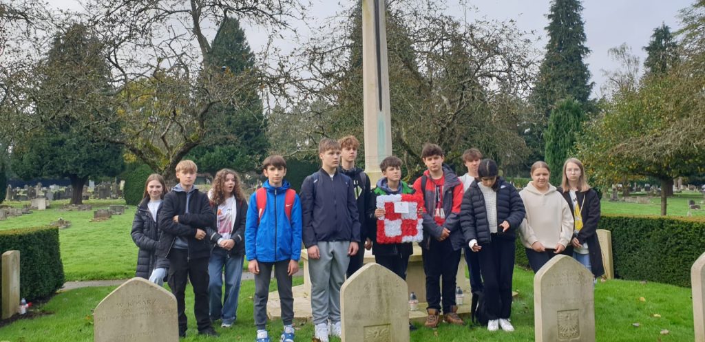 Pamięć o polskich lotnikach z Bitwy o Anglię – wizyta na cmentarzu w Northwood