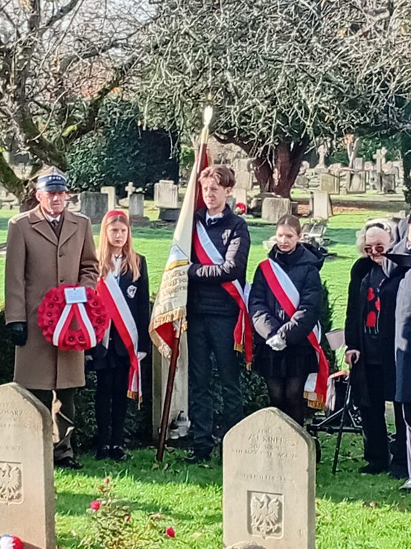 Delegacja naszej szkoły na obchodach Święta Niepodległości i angielskiej Niedzieli Pamięci na cmentarzu Northwood